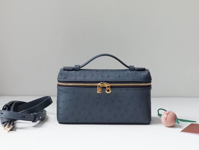 配全套专柜包装 新品上线鸵鸟皮Loro piana 诺悠翩雅 L19 Extra pocket系列手拿 斜挎包 经典风格和简约风组合 双开合拉链 淡淡荔枝纹牛皮