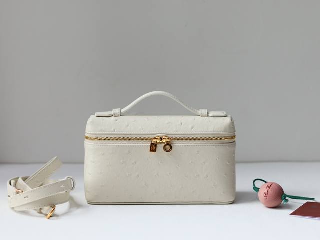配全套专柜包装 新品上线鸵鸟皮Loro piana 诺悠翩雅 L19 Extra pocket系列手拿 斜挎包 经典风格和简约风组合 双开合拉链 淡淡荔枝纹牛皮