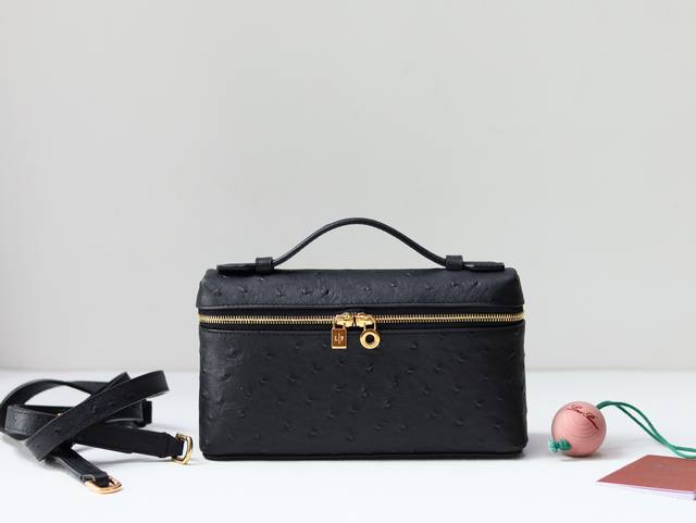 新品上线鸵鸟皮Loro piana 诺悠翩雅 L19 Extra pocket系列手拿 斜挎包 经典风格和简约风组合 双开合拉链 淡淡荔枝纹牛皮超级柔软 大开口 新品上线鸵鸟皮Loro piana 诺悠翩雅 L19 Extra pocket系列手拿 斜挎包 经典风格和简约风组合 双开合拉链 淡淡荔枝纹牛皮超级柔软 大开口