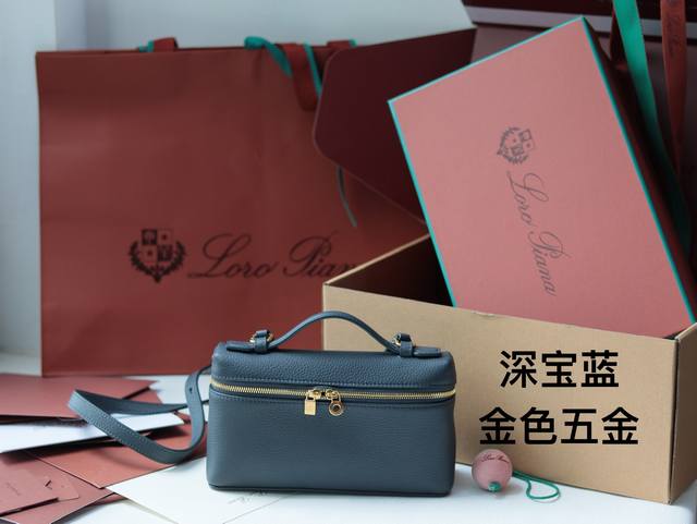 正品级 新品上线Loro piana 诺悠翩雅 L19 Extra pocket系列手拿 斜挎包 经典风格和简约风组合 双开合拉链 淡淡荔枝纹牛皮超级柔软 大开