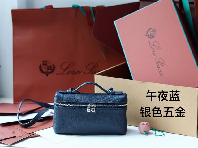 正品级 新品上线Loro piana 诺悠翩雅 L19 Extra pocket系列手拿 斜挎包 经典风格和简约风组合 双开合拉链 淡淡荔枝纹牛皮超级柔软 大开