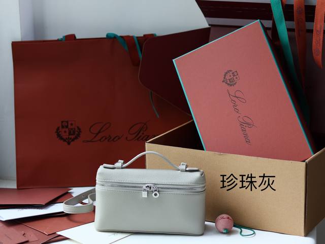 正品级 新品上线Loro piana 诺悠翩雅 L19 Extra pocket系列手拿 斜挎包 经典风格和简约风组合 双开合拉链 淡淡荔枝纹牛皮超级柔软 大开