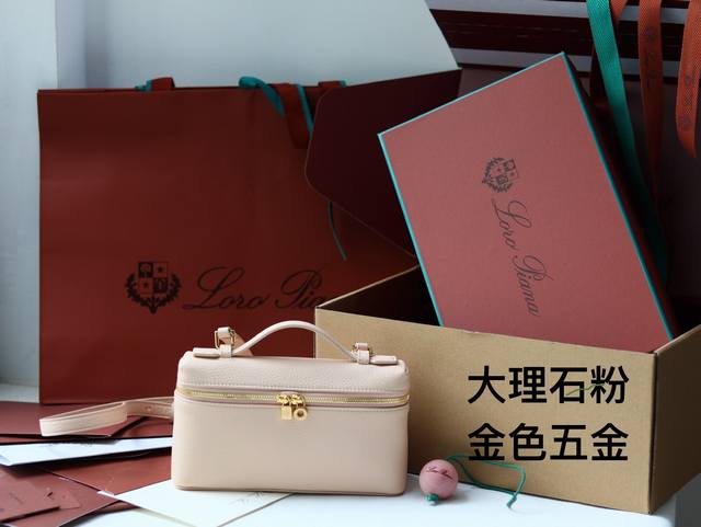 正品级 新品上线Loro piana 诺悠翩雅 L19 Extra pocket系列手拿 斜挎包 经典风格和简约风组合 双开合拉链 淡淡荔枝纹牛皮超级柔软 大开