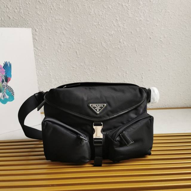 顶级原单 新款2Vh175单肩包这款单肩包采用进口尼龙面料 实用又精致 搭配容量充裕的斜插工装口袋 翻盖设计和肩带可调式 干净利落的几何线条与触感柔软百搭休闲