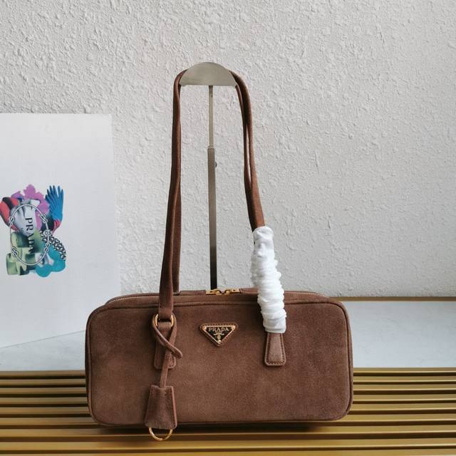 顶级原单 新款中古包1Bb116麂皮这款中古包采用进口麂皮 磨砂皮 顶级五金 肩带为长肩背设计 非常时尚独特 袋口拉琏开合 容量空间大 上身效果非常时尚 值得拥