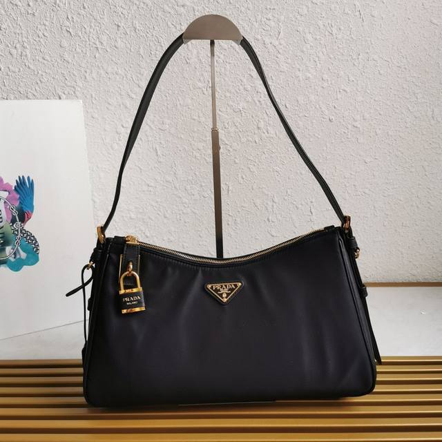 顶级原单 新款单肩包1Bc232到货这款单肩包风格现代百搭 采用再生尼龙 Re-Nylon 材料制成 搭配精致的皮革细节 容量宽敞 搭配拉链和挂锁开合 可拆卸钥