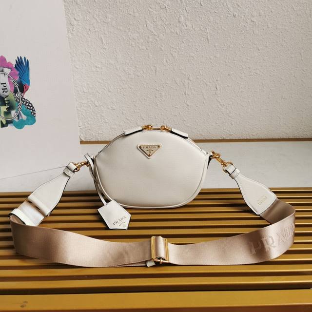 顶级原单 p家新款单肩包1Bh212这款皮革迷你手袋彰显当代魅力 采用进口小牛皮 实用又不失优雅 尽显休闲个性 配有一条可拆卸可调式长肩带和可拆卸皮革钥匙圈 容 顶级原单 p家新款单肩包1Bh212这款皮革迷你手袋彰显当代魅力 采用进口小牛皮 实用又不失优雅 尽显休闲个性 配有一条可拆卸可调式长肩带和可拆卸皮革钥匙圈 容