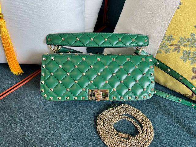 型号:1071 -Rockstud Spike手袋 采用绗缝工艺 饰以小号铆钉 -配有可调节可拆卸皮革肩带和一根可拆卸链条 可用作肩背包或手拿包 -绗缝牛皮革