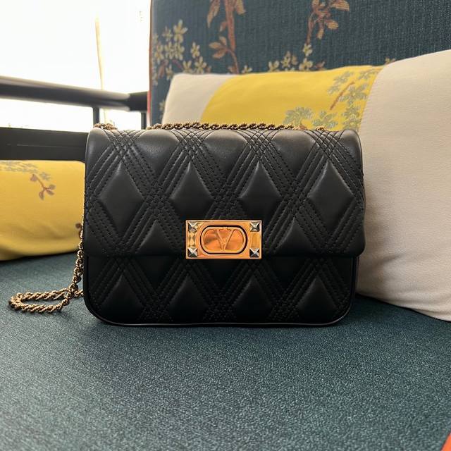 大号 型号:2002 garavani Quiltie 67 绗缝羊皮大号手袋 菱格纹绗缝结构 同色系缝线 得益于滑动链条 这款手袋可肩背亦可斜挎 - 复古金色