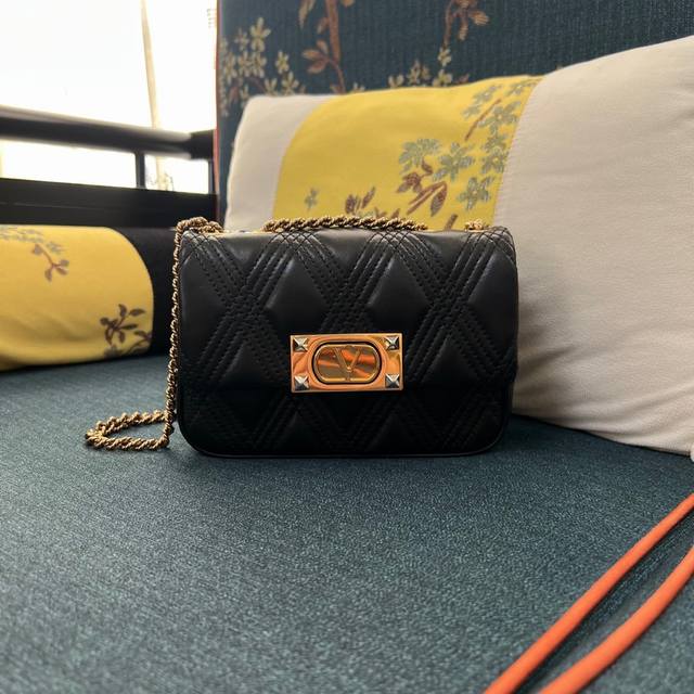 小号 型号:2002 garavani Quiltie 67 小号羊皮链条手袋 绗缝结构 同色系缝线勾勒出菱形轮廓 得益于链条配置 该款手袋可肩背亦可斜挎 - 小号 型号:2002 garavani Quiltie 67 小号羊皮链条手袋 绗缝结构 同色系缝线勾勒出菱形轮廓 得益于链条配置 该款手袋可肩背亦可斜挎 -