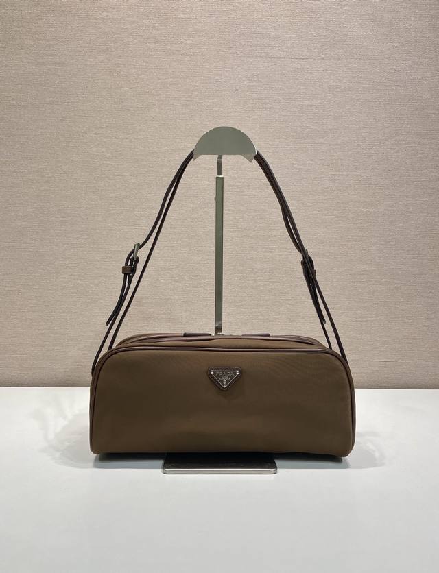 配专柜包装新款保龄球1Bc249 这款保龄球包袋巧妙融合了经典与现代元素 采用进口尼龙面料和配进口小牛皮 袋口为小牛皮包边设计 显得格外时尚 拉链开合设计更加实 配专柜包装新款保龄球1Bc249 这款保龄球包袋巧妙融合了经典与现代元素 采用进口尼龙面料和配进口小牛皮 袋口为小牛皮包边设计 显得格外时尚 拉链开合设计更加实