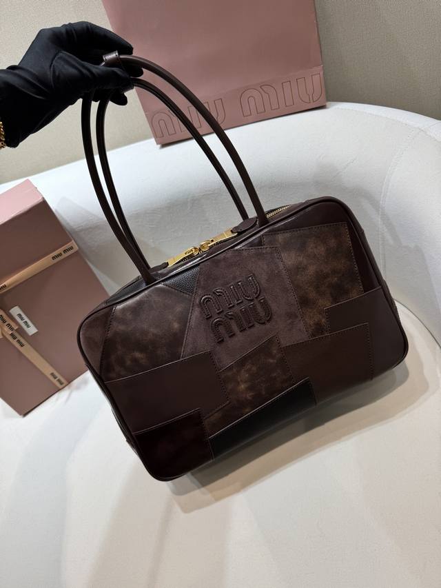 新品5Bb117大号 这款Beau手袋呈现轻微的复古风格 同时通过贴饰彰显现代个性 字母徽标彰显品牌经典特色 拼贴工艺 皮革提手 镀金色五金配件 正面皮革字母徽