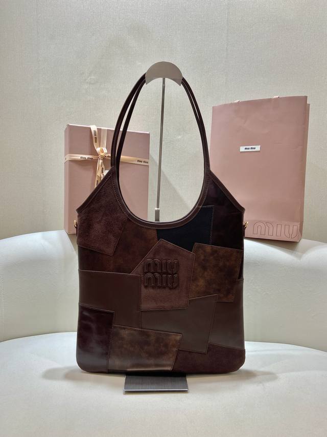 新品5Bg231大号 这款Ivy手袋呈现轻微的复古风格 同时通过贴饰彰显现代个性 字母徽标彰显品牌经典特色 皮革提手 镀金色五金配件 正面皮革字母徽标 亚麻混纺