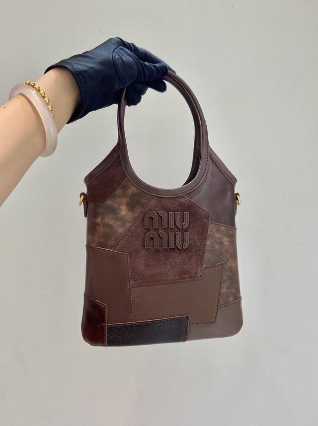 新品5Ba281小号 这款Ivy皮革手袋饰有金属细节和字母徽标 彰显经典风格与辨识度 贴饰图案 皮革提手 可调式可拆卸皮革肩带 上身效果又可爱又时尚宝宝们 赶紧