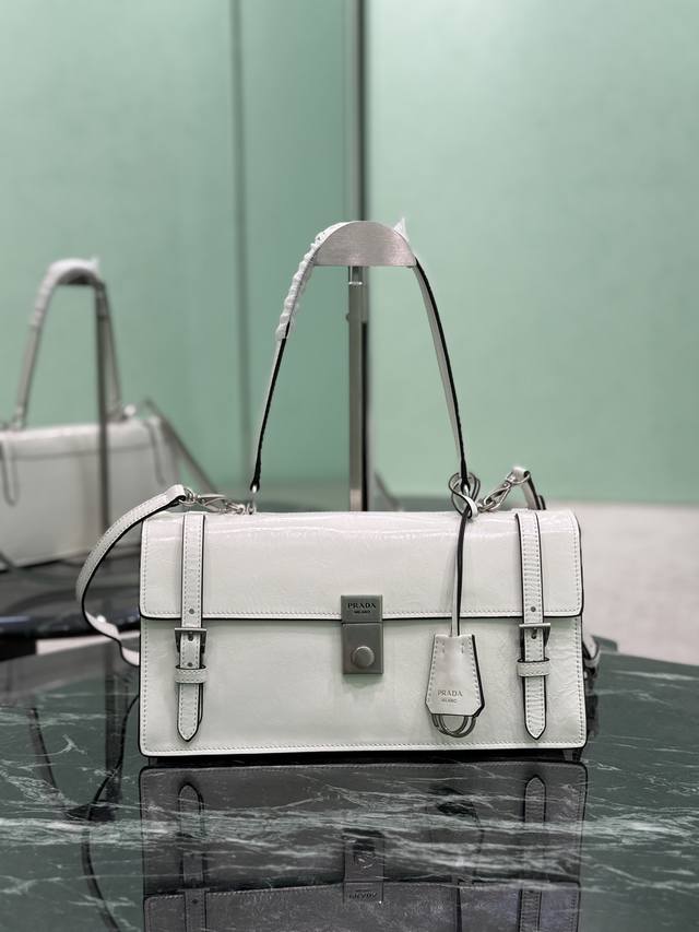 25Ss春夏新款 这款皮革手袋灵感源自挺括正式的公文包 质感细腻亮泽 以全新态度重释经典办公风格廓形 采用精致柔和细节设计 为包袋的经典造型更添温柔和百搭魅力