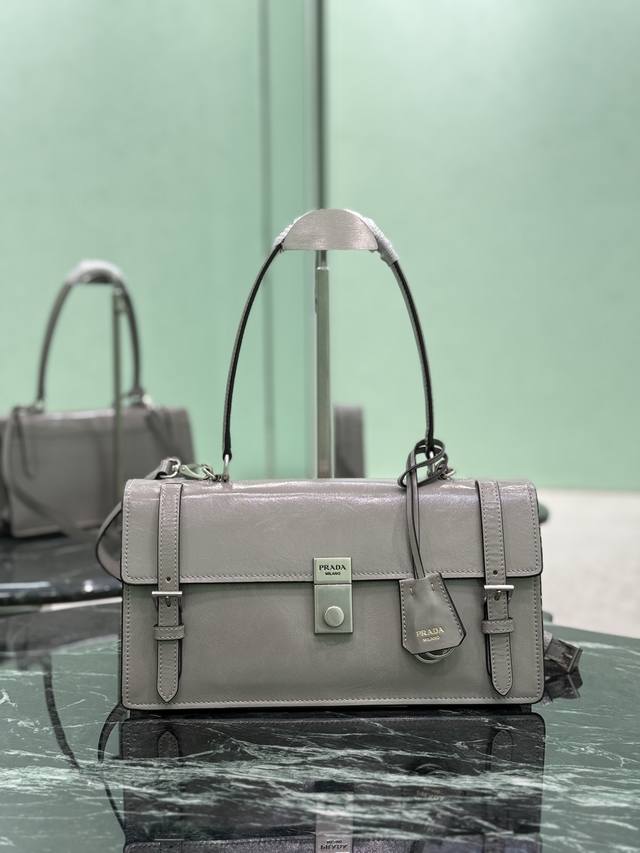 25Ss春夏新款 这款皮革手袋灵感源自挺括正式的公文包 质感细腻亮泽 以全新态度重释经典办公风格廓形 采用精致柔和细节设计 为包袋的经典造型更添温柔和百搭魅力