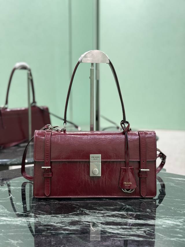 25Ss春夏新款 这款皮革手袋灵感源自挺括正式的公文包 质感细腻亮泽 以全新态度重释经典办公风格廓形 采用精致柔和细节设计 为包袋的经典造型更添温柔和百搭魅力