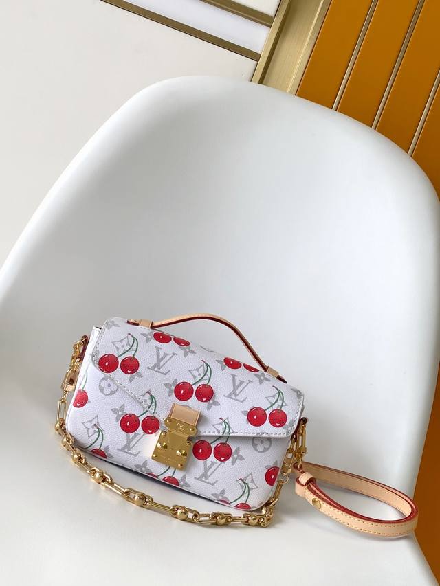 M14231 顶级原单 动态163 本款 pochette M Tis East West 手袋出自路易威登 X 村上隆复刻系列 为 Monogram 涂层帆布