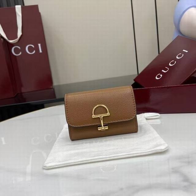顶配版 新品 Gucci延续品牌深厚传承 深化与马术本源的联结 半马衔扣图案化身为开合细节 为多款小皮件增色添彩 这款卡片夹以古驰棕色粒面牛皮革匠心打造 经典元