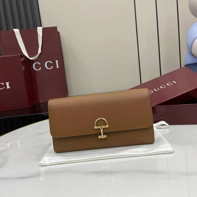 顶配版 这款Gucci Softbit系列肩背包匠心融蕴大号半马衔扣造型品牌经典马术风格配件 安克拉红色粒面牛皮革 浅金色调配件 深棕色超细纤维衬里 半马衔扣