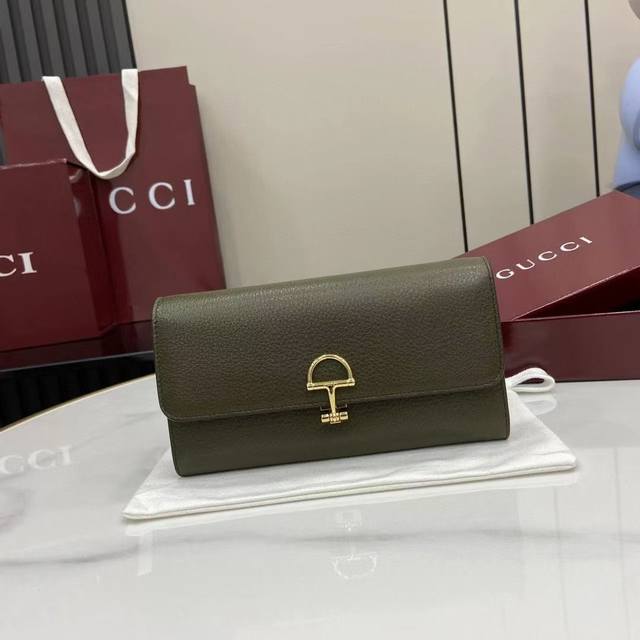 顶配版 这款Gucci Softbit系列肩背包匠心融蕴大号半马衔扣造型品牌经典马术风格配件 黑色粒面牛皮革 浅金色调配件 深棕色超细纤维衬里 半马衔扣 型号