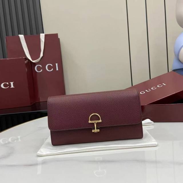 顶配版 新品 这款Gucci Softbit系列肩背包匠心融蕴大号半马衔扣造型品牌经典马术风格配件 安克拉红色粒面牛皮革 浅金色调配件 深棕色超细纤维衬里 半马