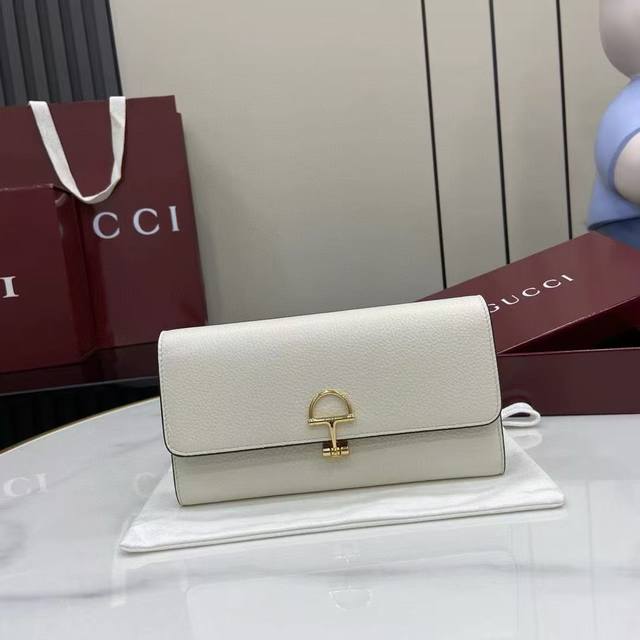 顶配版 新品 这款Gucci Softbit系列肩背包匠心融蕴大号半马衔扣造型品牌经典马术风格配件 白色粒面牛皮革 浅金色调配件 深棕色超细纤维衬里 半马衔扣