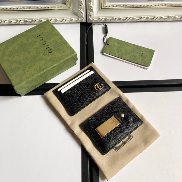 顶配版 顶级原单 卡片夹 采用进口标志性五金金属与野猪效果小牛皮制作而成 触感厚实 背面配以古铜五金 可夹纸币印花图案清晰分明 款号 436022 颜色 黑色全