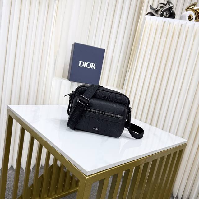 市场最高版本 欢迎对比 专柜买版复刻 保证进口头层牛皮 拒绝二层皮 拒绝超纤皮 这款 Rider 2.0 拉链式信使包是二零二四冬季男装系列新品 实用而精巧 是