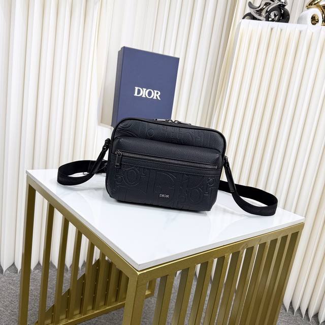 市场最高版本 欢迎对比 保证进口头层牛皮 拒绝二层皮 拒绝超纤皮 rider 2.0 拉链式信使包 黑色 Dior Gravity 印花效果皮革和黑色粒面牛皮革