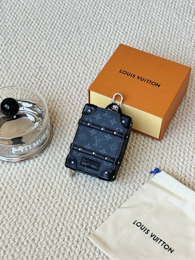 款号:80221 Mini双肩包钥匙扣零钱包Soft Trunk Backrack 原型经典双肩包黑花和Nume进口牛皮的结合打造复古风格 Monogram 帆