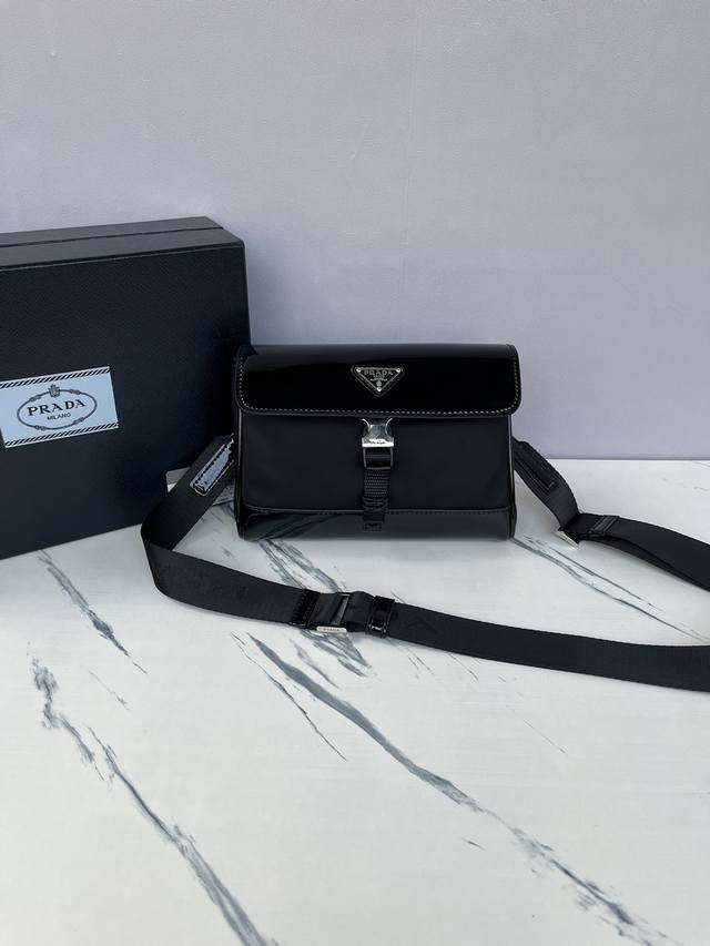 新邮邮差包2Vd044出货了这款单肩包采用Re-Nylon再生尼龙材质打造 并饰以皮革细节 彰显充满现代感的材质混搭设计 再生尼龙纱线Econyl通过提纯海洋塑