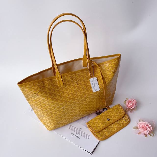 Goyar 戈雅 购物袋小号 Goyard手绘花纹有自己的特色 不管是亮眼的鲜艳色 还是低调的深色系 拿起来都很显质感 购物袋简单大方 时尚 百搭原版皮 原版五