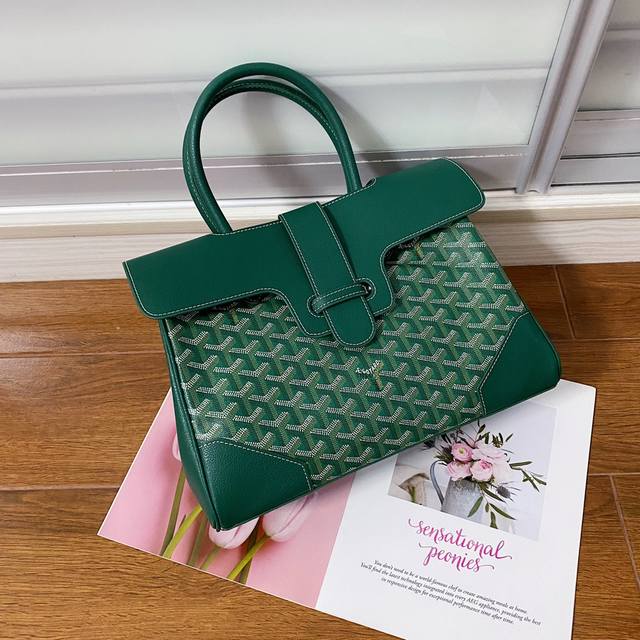 Goyar 戈雅 托特西贡包 Sagon托特包完美平衡了托特包的随性与手提包的成熟 它可以轻松转换 提供多种风格和佩戴方式 无论包是打开还是合上 在内是在外 它 Goyar 戈雅 托特西贡包 Sagon托特包完美平衡了托特包的随性与手提包的成熟 它可以轻松转换 提供多种风格和佩戴方式 无论包是打开还是合上 在内是在外 它