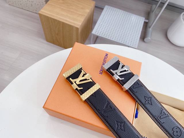 品牌:Lv 路易威登 尺寸:40Mm 正品尺寸 五金材质:精品纯钢扣 真空电镀 正品开版带身材质:以天然小牛皮搭配路易威登特色设计元素Lv pyramide 时