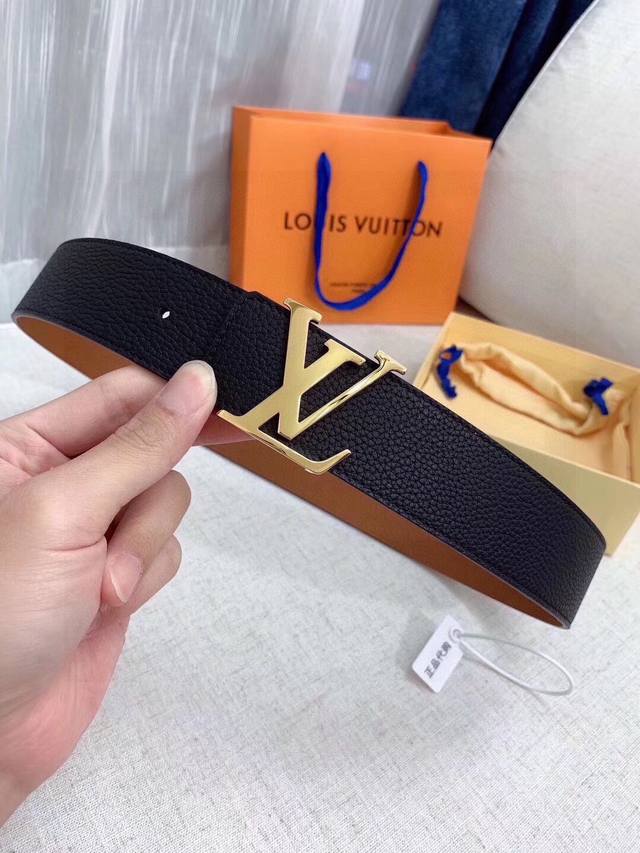 路易威登Louis Vuitton 法国 专柜品质 官网同步 宽度3.8Cm 精美钢扣头 原版意大利双面进口小牛皮原版花纹 双面可用 黑色 咖啡 双色 手感极佳 路易威登Louis Vuitton 法国 专柜品质 官网同步 宽度3.8Cm 精美钢扣头 原版意大利双面进口小牛皮原版花纹 双面可用 黑色 咖啡 双色 手感极佳