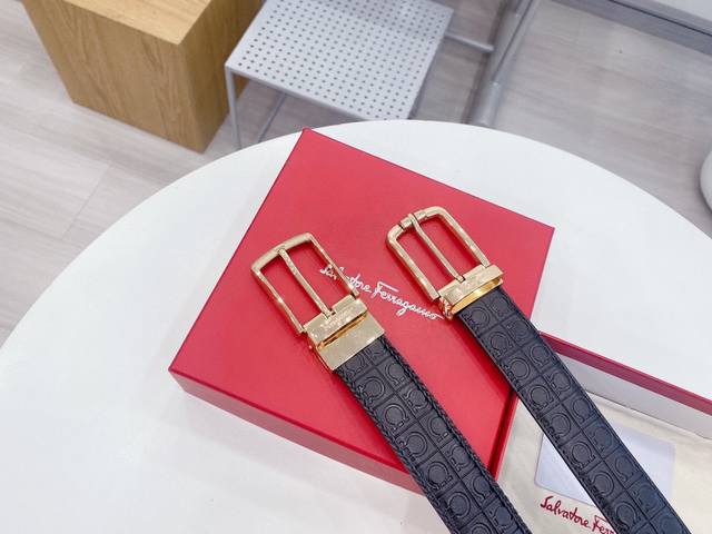 菲拉格慕 这是一款针扣商务休闲风以精湛传统手工设计和款式新颖誉满全球 此款采用纯牛皮 随心驾驭[奸笑]宽度3.4厘米 附带原版包装