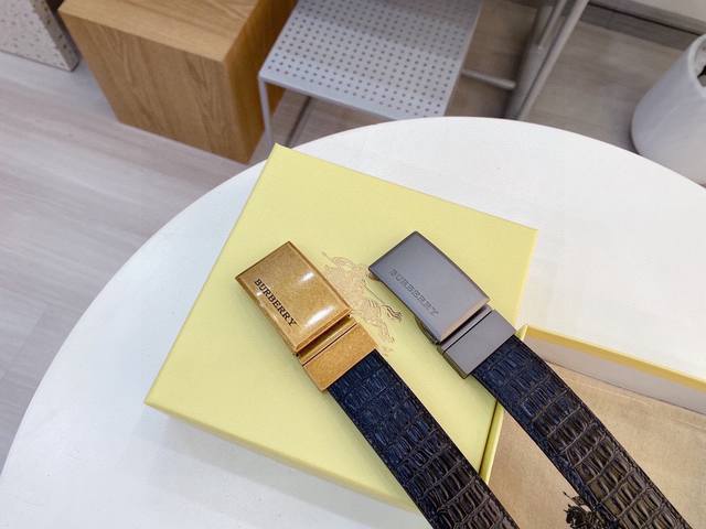 巴宝莉 亦为全球最大的高级时尚控股公司以传统手工设计和款式新颖誉满全球 随意搭配 展现不同风格随心驾驭[奸笑]宽度3.4厘米 附带原版包装