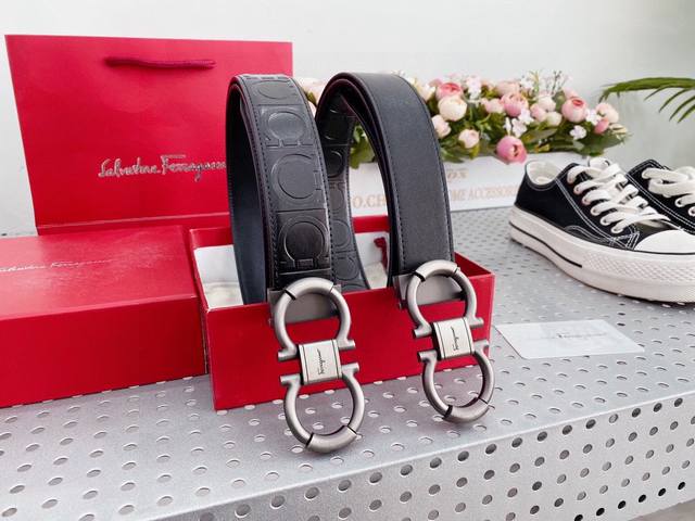 如果有一款腰带是今年我喜欢的 还是10年前我喜欢的 只有 菲拉格慕 无论是新手还是职场精英都是很好驾驭的一款长短自由剪裁 纯皮制作 宽度3.5厘米 配送礼盒皮带