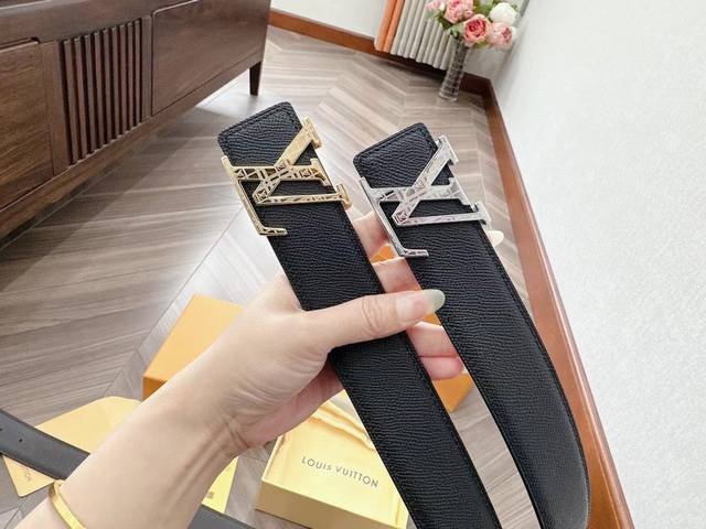 路易威登原单专柜新款正品 不褪色扣头 搭配双面进口头层原版牛皮腰带双面可用 一面黑色 一面咖啡 看细节 超级实用 原版质量宽度3.8工艺精湛 附带原版包装