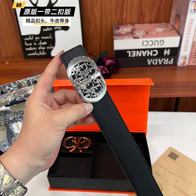 1带1扣 1带2扣 Dio迪家 双扣版 1带2扣 正版开模 此款腰带双面采用原厂牛皮带身 精密电镀标志性五金搭扣 对版专柜 3.8Cm 如需木盒40