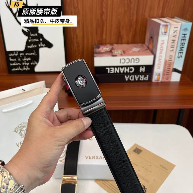 原版品质滑道 品牌 范思哲家 男款 颜色 黑 扣头 金 银 扣头 原版精品纯铜五金扣头 带身 原版牛皮 尺寸 宽约 3.8Cm 长约 95Cm-125Cm 类别