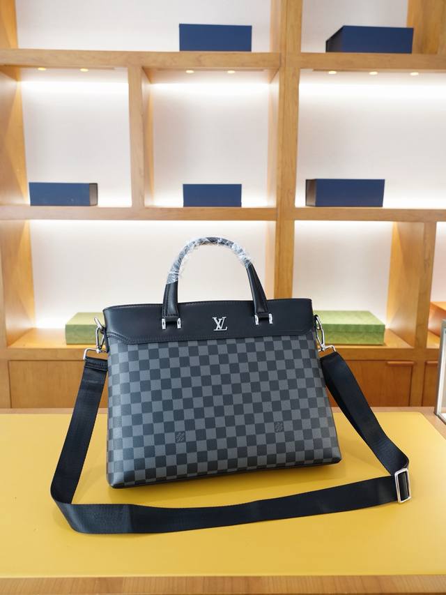 路易威登 官网同步 高版本 手提斜挎背包 永恒不过时的标志性产品 纯原单小牛皮 顶级五金制作 非市面普通版本 今年Lv最爱的款式 全部实拍 实用性非常高 完全不