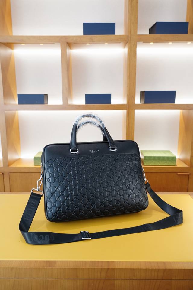 古驰 官网同步 高版本 手提斜挎背包 永恒不过时的标志性产品 纯原单小牛皮 顶级五金制作 非市面普通版本 今年Gucci最爱的款式 全部实拍 实用性非常高 完全