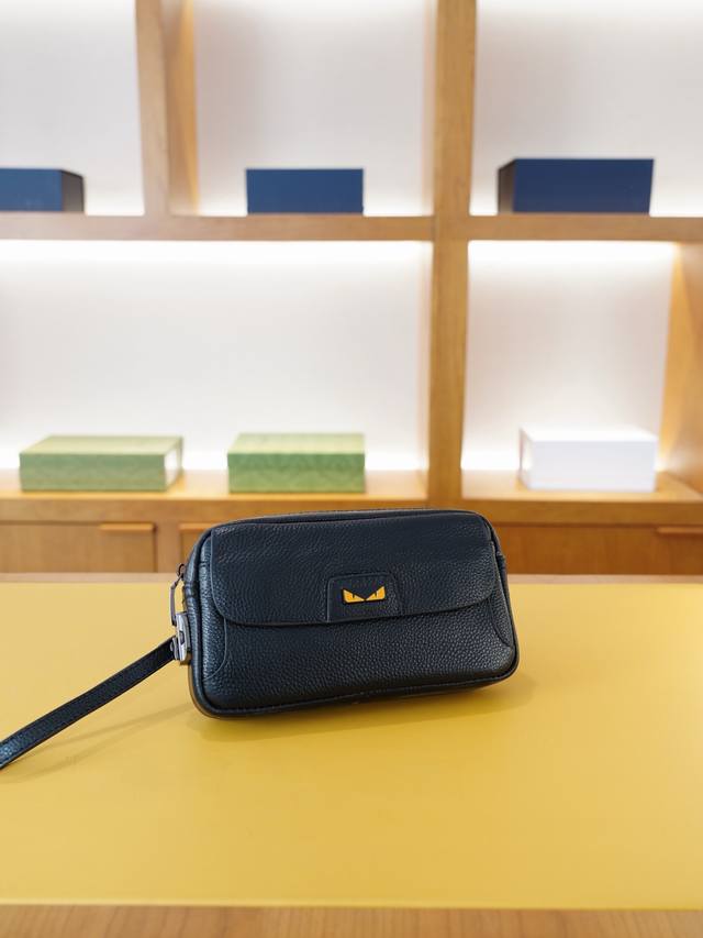 Fendi 芬迪 官网同步 高版本 手拿包永恒不过时的标志性产品 纯原单牛皮 顶级五金制作 非市面普通版本 今年最爱的款式 全部实拍 实用性非常高 完全不用担心