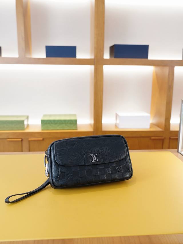 Lv 路易威登 官网同步 高版本 手拿包永恒不过时的标志性产品 纯原单牛皮 顶级五金制作 非市面普通版本 今年最爱的款式 全部实拍 实用性非常高 完全不用担心穿