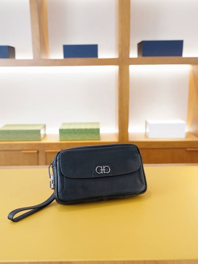 Ferragamo 菲拉格慕 官网同步 高版本 手拿包永恒不过时的标志性产品 纯原单牛皮 顶级五金制作 非市面普通版本 今年最爱的款式 全部实拍 实用性非常高