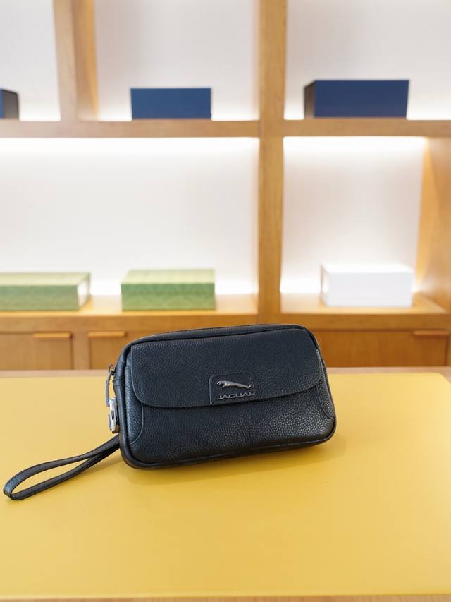 捷豹 官网同步 高版本 手拿包永恒不过时的标志性产品 纯原单牛皮 顶级五金制作 非市面普通版本 今年最爱的款式 全部实拍 实用性非常高 完全不用担心穿搭 配全套