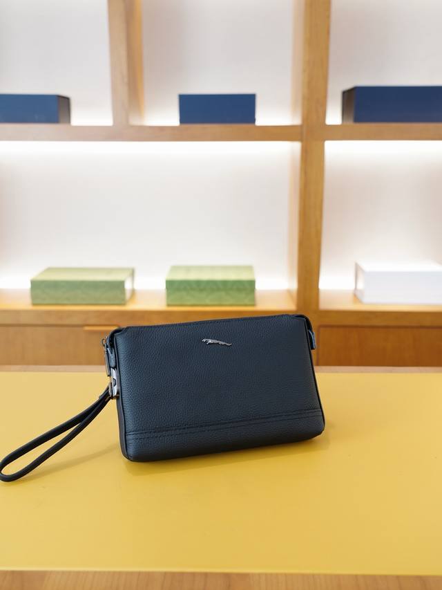 捷豹 官网同步 高版本 手拿包永恒不过时的标志性产品 纯原单牛皮 顶级五金制作 非市面普通版本 今年最爱的款式 全部实拍 实用性非常高 完全不用担心穿搭 配全套