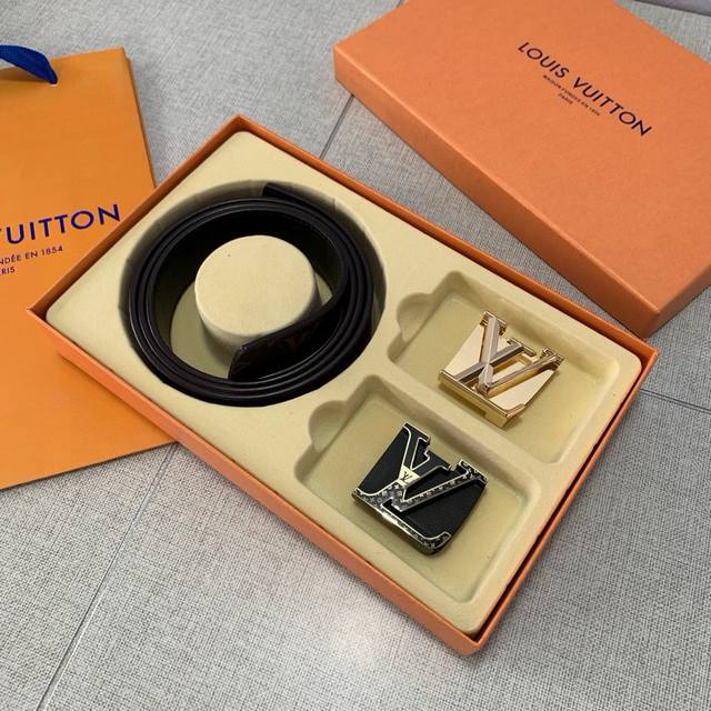 lv精品款 双扣礼盒套装 含礼盒 专柜有售 路易威登专柜在售正品 此款采用头层牛皮制作 油边细致 正品开模 搭配原版仿铜扣五金 3.8Cm规格 送打眼针